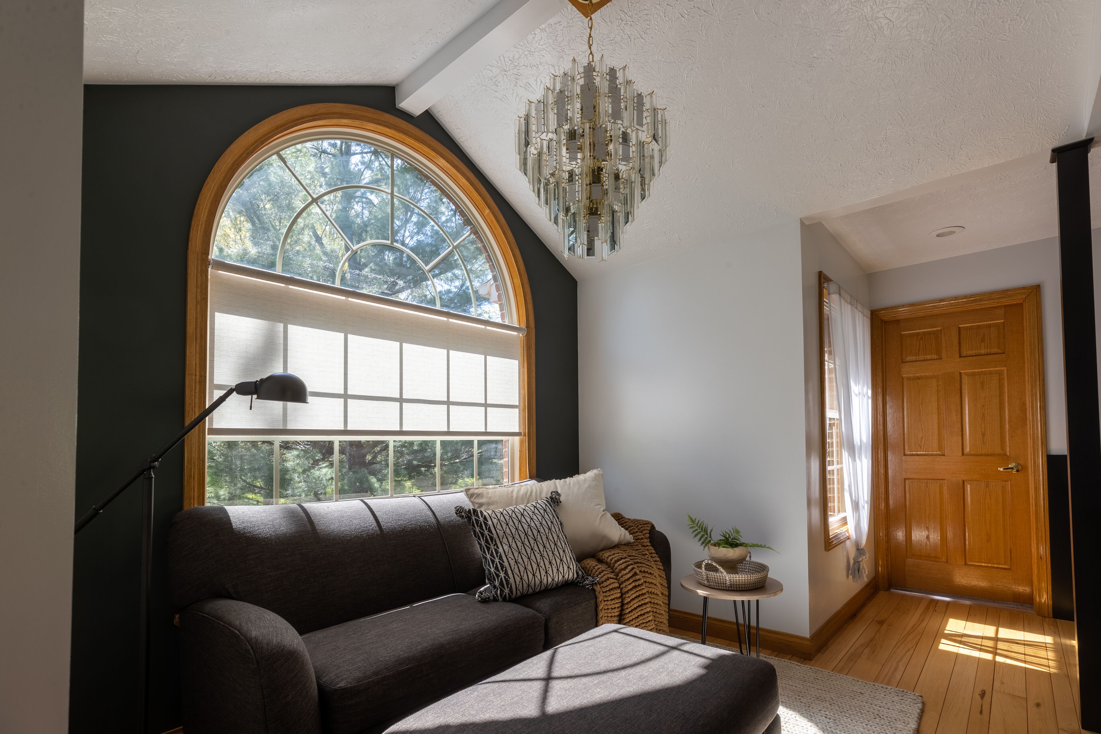 Chimenea, tenis de mesa y libros 