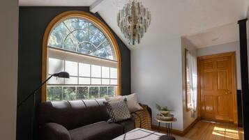 Llar de foc, taula de tennis de taula i llibres