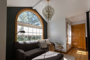 Cheminée, table de tennis de table, livres