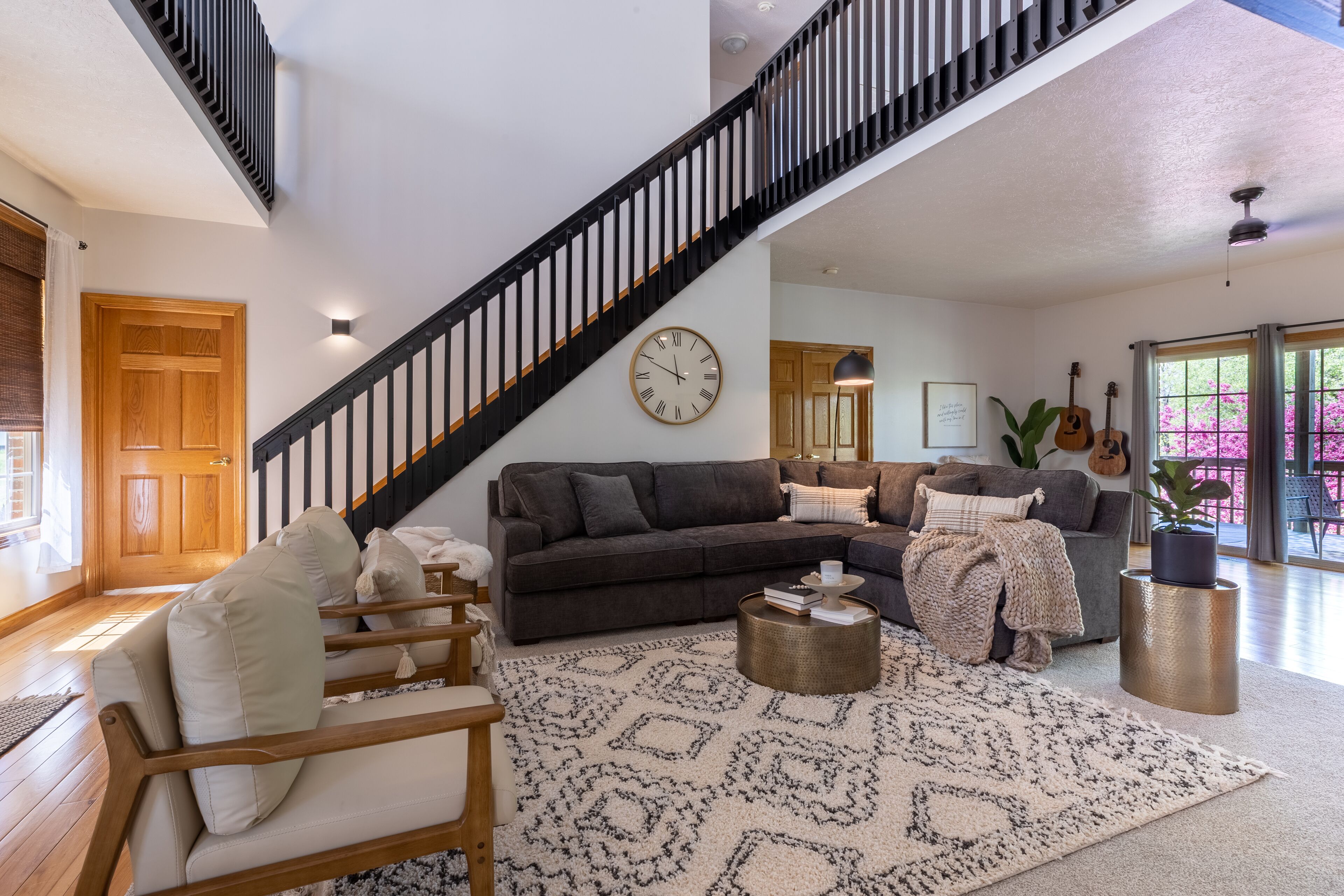 Eldstad, ett bordtennisbord och böcker