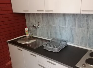 Køleskab, mikrobølgeovn, ovn, kogeplade