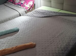 Tabla de planchar con plancha, wifi y ropa de cama 