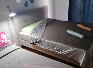 Tabla de planchar con plancha, wifi y ropa de cama 