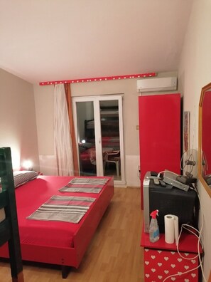 Iron/ironing board, WiFi, bed sheets