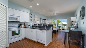 Fridge, microwave, stovetop, dishwasher