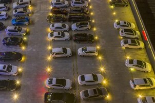 Ein Parkplatz mit mehreren Reihen Autos.