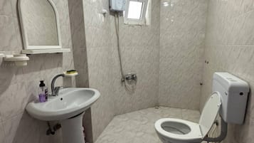 Basic Apartment | Bathroom | Shower, rainfall showerhead, soap