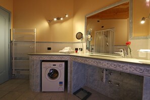 Shower, jetted tub, bidet - THE WAVE :: APARTMENT (Lezzeno)