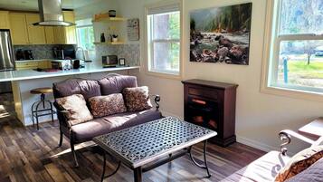 Casa superluxo, 2 quartos, banheiro privativo, vista para a montanha | Área de estar