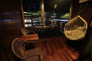 Interior - A Good Year (Fenghuang)