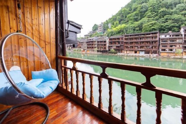 Room - A Good Year (Fenghuang)