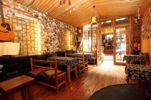 Interior - A Good Year (Fenghuang)