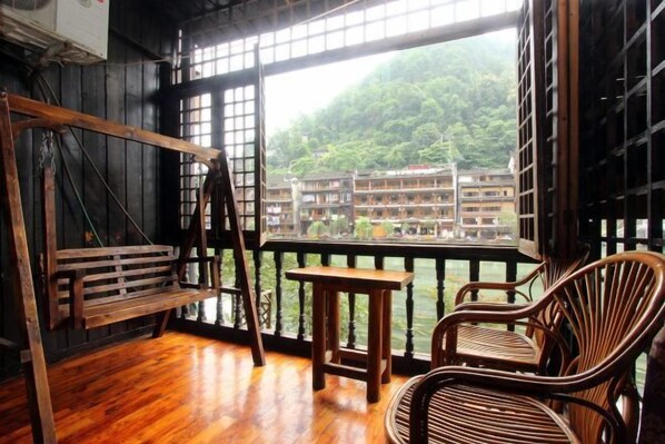 Interior - A Good Year (Fenghuang)