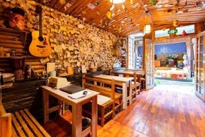 Dining - A Good Year (Fenghuang)