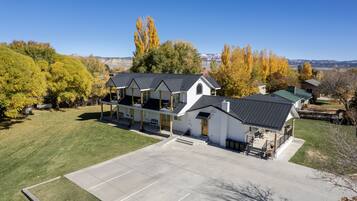 المنشأة من الخارج