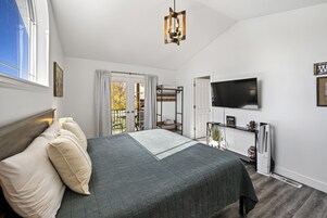 Exclusive Double Room, Ensuite, Mountain View