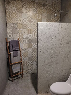 淋浴设施、吹风机、毛巾、肥皂