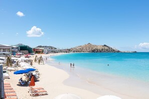 Rannalla, aurinkotuoleja, rantapyyhkeitä