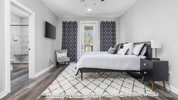 4 habitaciones, escritorio y tabla de planchar con plancha