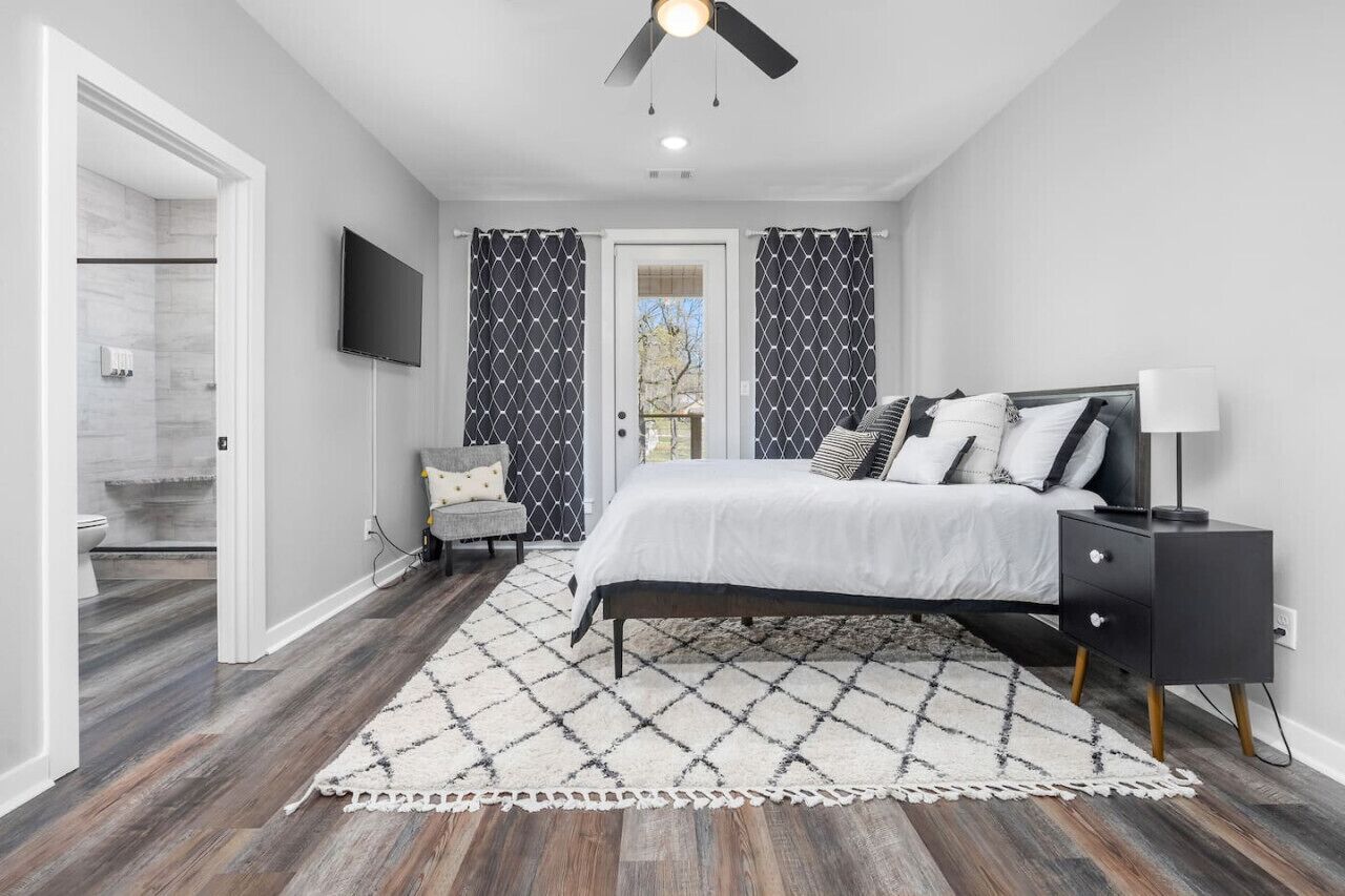 4 soverom, skrivebord, strykejern/-brett og reiseseng for barn