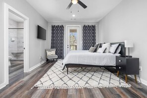 4 bedrooms, desk, iron/ironing board, travel crib