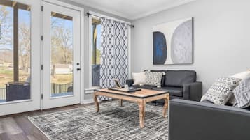 TV, caminetto, tavolo da ping pong