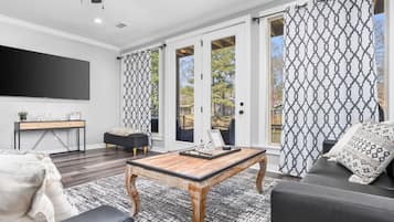 TV, caminetto, tavolo da ping pong