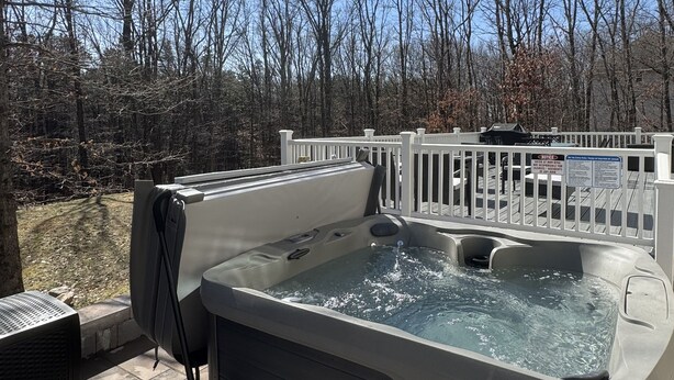 Outdoor spa tub - Cozy getaway in the Poconos — 5minutes away from all your favorite attractions ! (Stroudsburg)