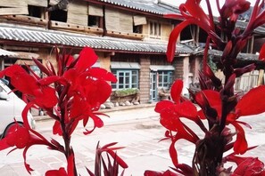 Un edificio tradicional con tejado de baldosas y estructura de madera.