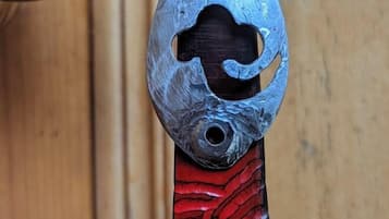 Gros plan d’un objet métallique doté d’un trou circulaire, qui pourrait être une pièce d’une structure plus vaste.