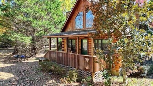 Creekside Duck Cabin - Creek Front - Mountain View