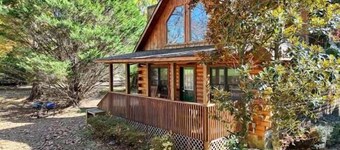 Creekside Duck Cabin - Creek Front - Mountain View