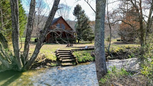 Creekside Duck Cabin - Creek Front - Mountain View