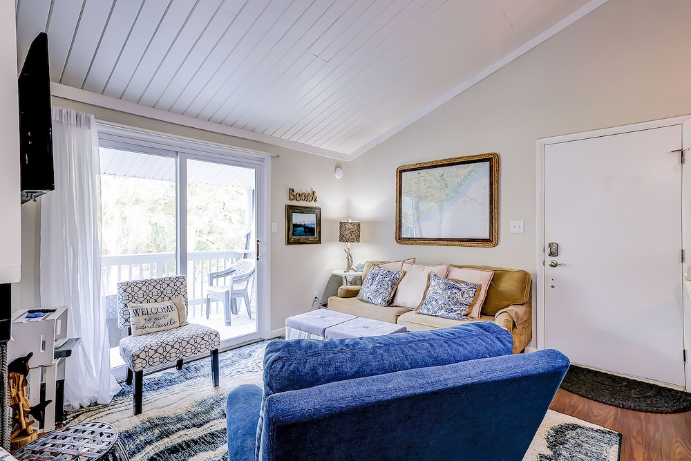 Edisto Island condo with private balcony, AC, & washer/dryer near