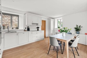 Fridge, microwave, oven, stovetop - Stone Barn Close to Thurleston and Salcombe - 5 min from the beach! (South Milton)