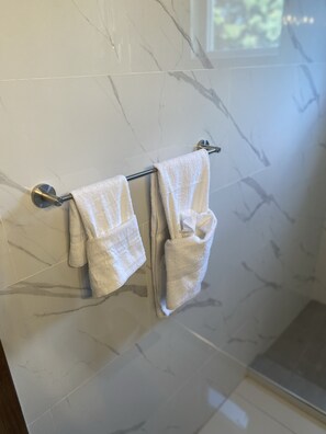 Dusche, Haartrockner, Handtücher, Seife