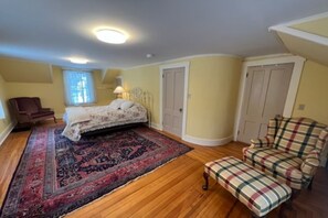 9 bedrooms, iron/ironing board, WiFi, bed sheets - East Craftsbury, VT  historical. 9 bedroom 5.5 bath home . (Craftsbury)