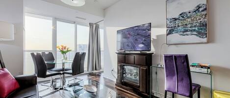 Smart-TV, Kamin, Bücher