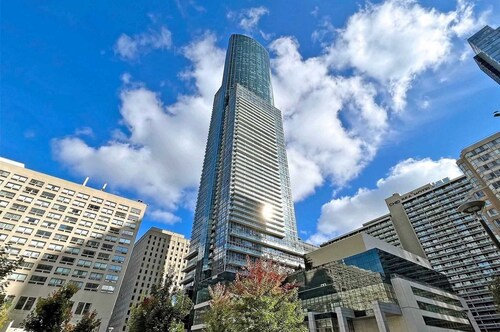 Family Size junior 2 bedroom condo walk to Sick Kids hospital. Sleeps 6. Pets OK