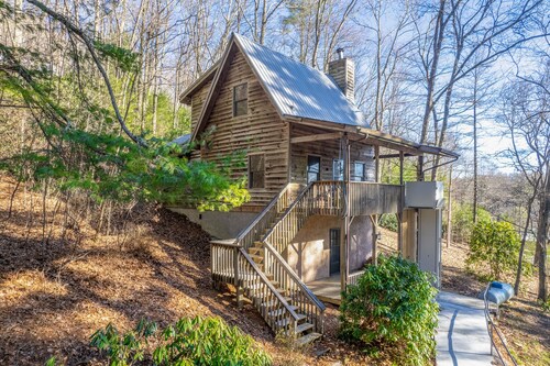 Comfortable mountain view cabin with TV, board games, & kitchenette