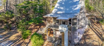 Comfortable mountain view cabin with TV, board games, & kitchenette