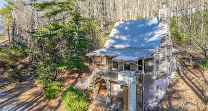 Comfortable mountain view cabin with TV, board games, & kitchenette