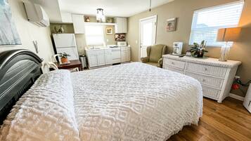 1 slaapkamer, een strijkplank/strijkijzer, wifi (toeslag), beddengoed