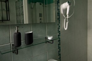 Doppia Classic | Bagno | Doccia, soffione a pioggia, asciugacapelli, asciugamani