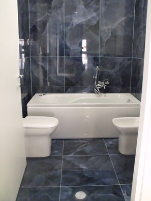 Luxury-Doppelzimmer | Badezimmer | Dusche, Haartrockner, Hausschuhe, Bidet