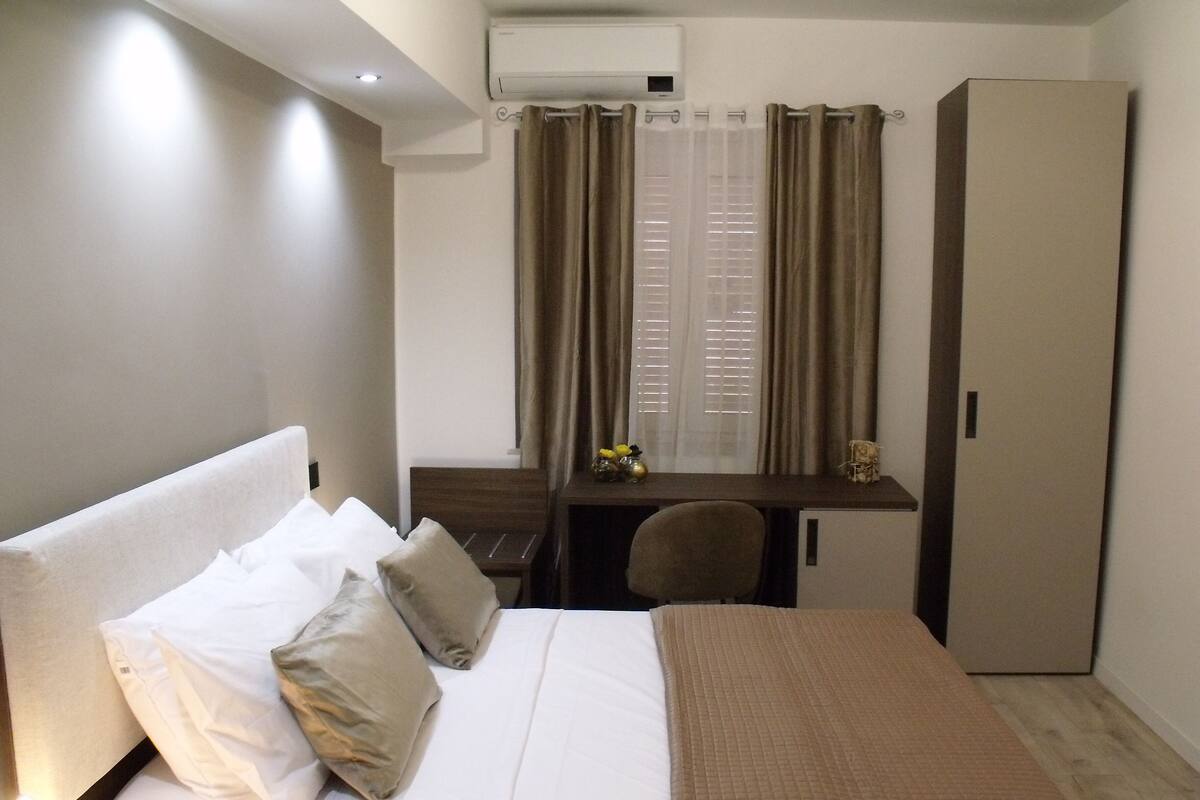 Ein Hotelzimmer mit einem Bett, einem Schreibtisch und einem Kleiderschrank.