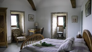 A bedroom with a bed, two chairs, a desk, and a lamp. - LA MAISON ROYALE (Pesmes)