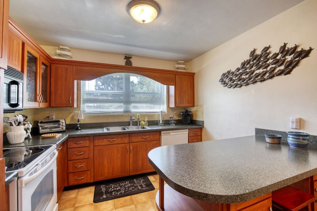 Kjøleskap, mikrobølgeovn, ovn og kokeplater