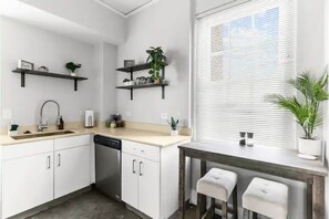 Private kitchen - Warm Cozy Historic Downtown APT - Free Parking (Birmingham)