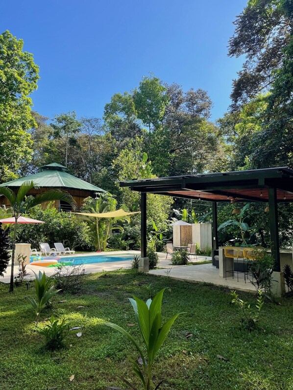 Una piscina al aire libre